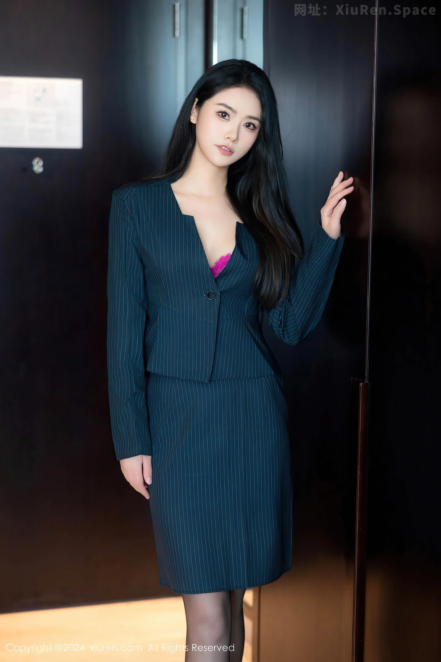 图片[2]-[XiuRen秀人网] VOL.9576 模特方子萱黑色OL服饰露红色内衣配黑丝吊袜秀凹凸身材诱惑写真85P-秀人网官方网站